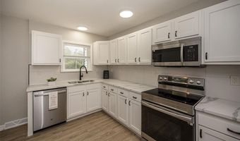 270 E Skyline Dr, Ballwin, MO 63011