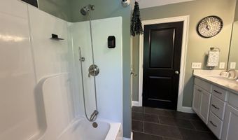 16 Stagecoach Rd, Barrington, NH 03825