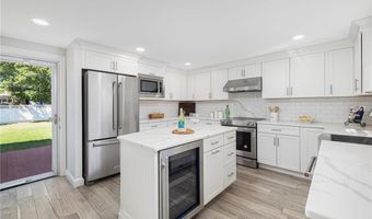 5 Lee Rd, Barrington, RI 02806