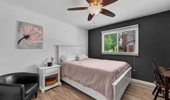 806 Hollyridge Dr, Ballwin, MO 63011