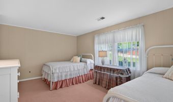 8024 GARLOT Dr, Annandale, VA 22003