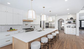 690 Club Dr W, Aurora, OH 44202