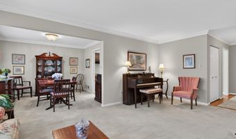 8024 GARLOT Dr, Annandale, VA 22003