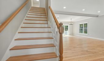 13 Kenwood Cir, Bloomfield, CT 06002