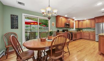 8 Brookview Ct, Bethel, CT 06801
