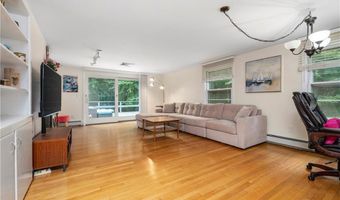 325 Shady Hill Dr, East Greenwich, RI 02818