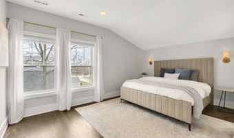 903 N Vail Ave, Arlington Heights, IL 60004