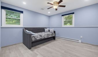 18 Vale Rd, Brookfield, CT 06804