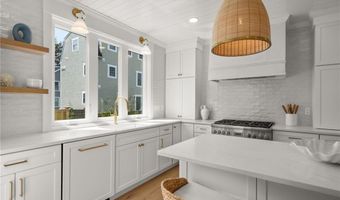 7 Wellington Ave, Newport, RI 02840