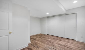821 Heatherhaven Dr, Ballwin, MO 63011