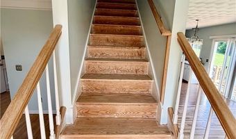 125 Goldenrod Dr, Middletown, RI 02842