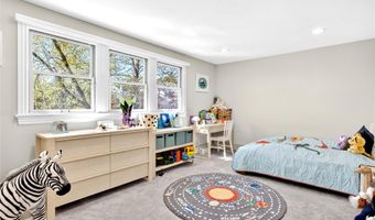 2 Crest Hollow Ln, Albertson, NY 11507