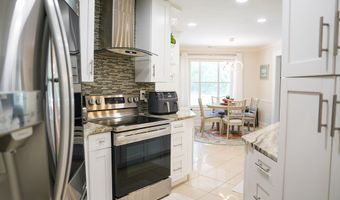 8 Apalachee St, Apalachicola, FL 32320