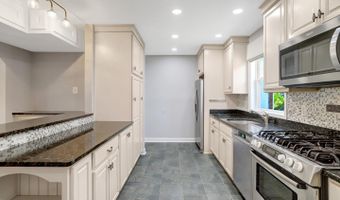 2935 LANDOVER St, Alexandria, VA 22305