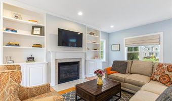 76 Woods Ln, Cranston, RI 02921