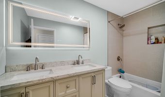 3010 N Kennicott Ave, Arlington Heights, IL 60004