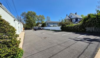 121 W Oak St, Amityville, NY 11701