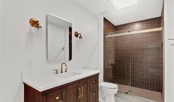 2 Stone Bridge Dr, Middletown, RI 02842