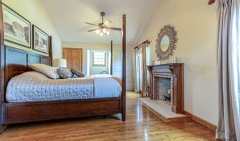 22205 W PINEVIEW Dr, Antioch, IL 60002