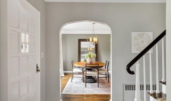 28 Loudon Pkwy, Albany, NY 12211