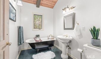 9734 Moore Dr, Cascade, ID 83611