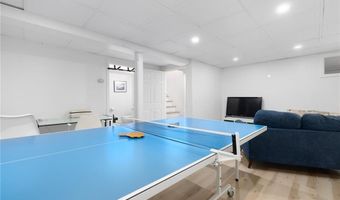 8 SCHOOL HOUSE Rd, Narragansett, RI 02882
