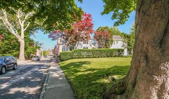 24 Barney St, Newport, RI 02840