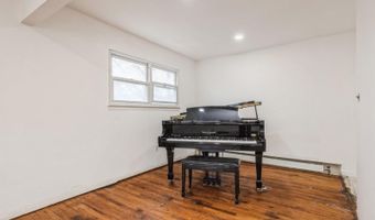 101 Monroe St, Amityville, NY 11701