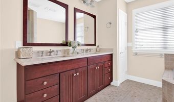 75 Wood St, Bristol, RI 02809