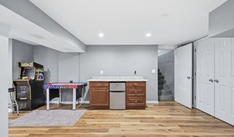 575 Garfield Ave, Belford, NJ 07718