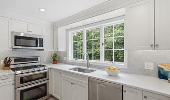 136 Holly Hills Ln, North Kingstown, RI 02874