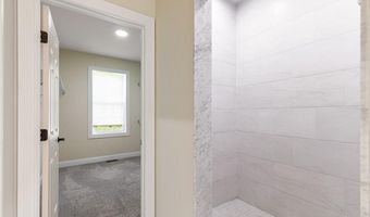 8 Lyn Ct, Cumberland, RI 02864