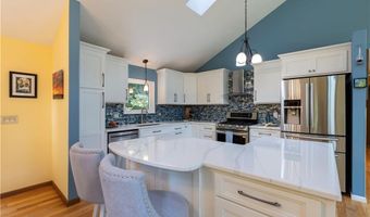 8 Robin Dr, North Kingstown, RI 02852