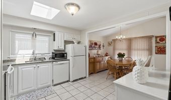 3 Queens Rd 211, Attleboro, MA 02703