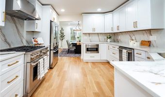 247 Glen Hill Dr, North Kingstown, RI 02874