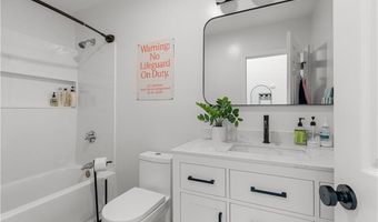 26 W Narragansett Ave 6, Newport, RI 02840