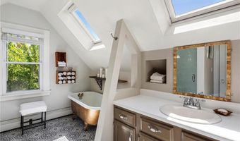 60 Division St, Newport, RI 02840