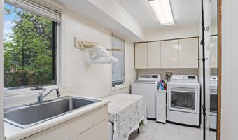 29 Sunset Rd S, Albertson, NY 11507
