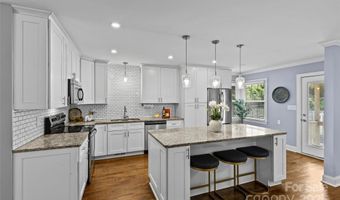 2538 Arnold Dr E, Charlotte, NC 28205