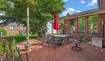 2 Oakmont Ct, Beech Grove, IN 46107