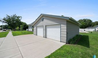 412 S 1st Ave, Brandon, SD 57005