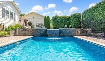 94 Greening Ln, Cranston, RI 02920
