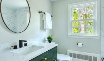 18 Chantilly Dr, Barrington, RI 02806