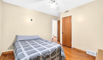 3 Solar Dr, Ambridge, PA 15003