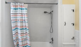 34 Platt St, Bristol, RI 02809