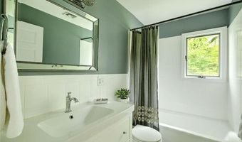 33 Meadowbrook Dr, Barrington, RI 02806