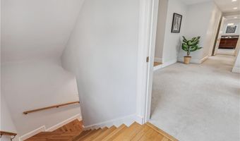101 County Rd, Barrington, RI 02806