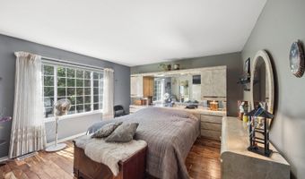 190 Lake Dr S, Algonquin, IL 60102