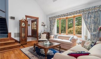 10 Oak Hill Dr, Lincoln, RI 02865