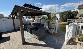 3 Desoto Rd, Amity Harbor, NY 11701